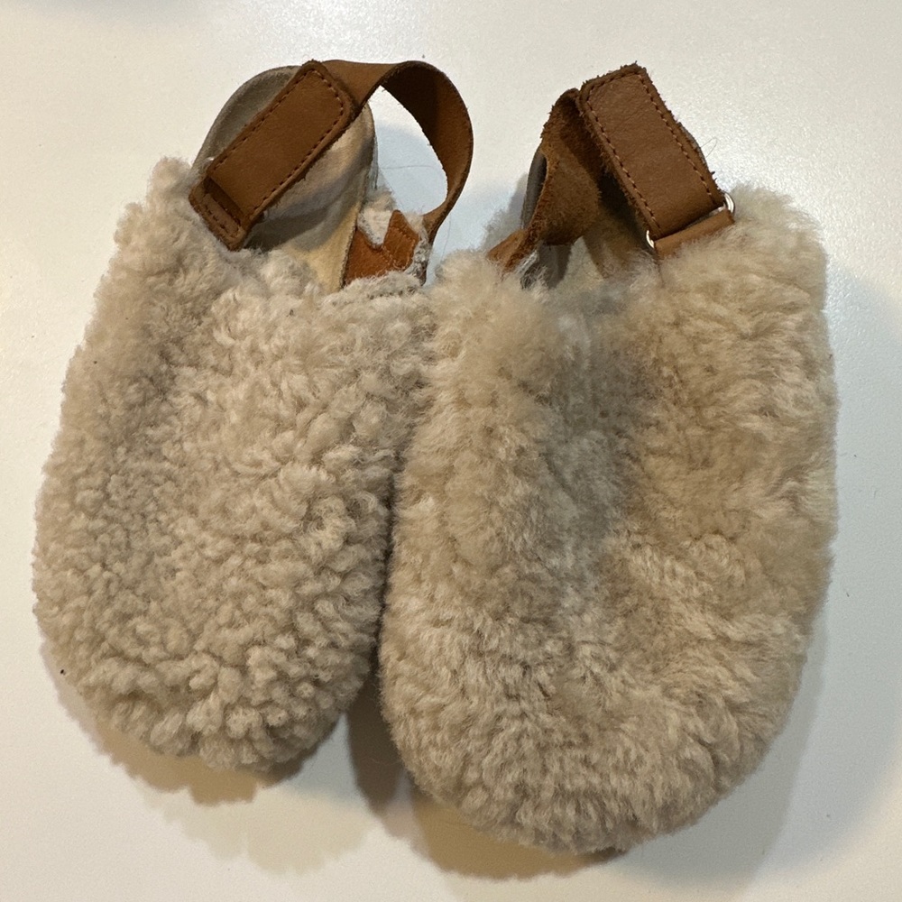 Zara girls fur clogs